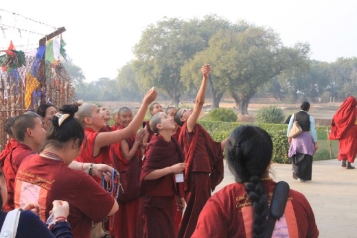 Monjas atirando moedinhas