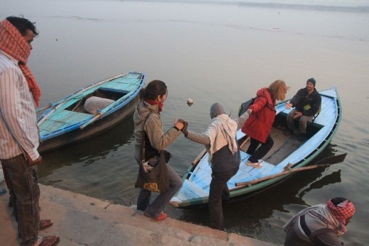 Barquinho para passear pelo ganges com o sol nascendo