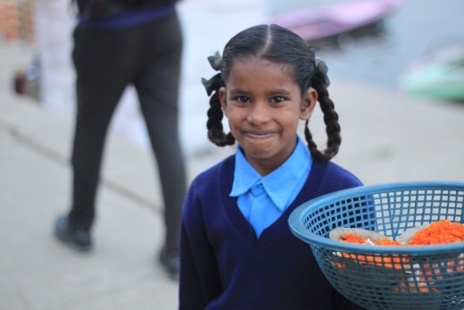 Vendendo flores para oferecer à Mãe Ganga