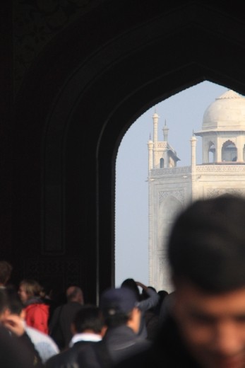 Taj Mahal visto pelo vão do portão de entrada...
