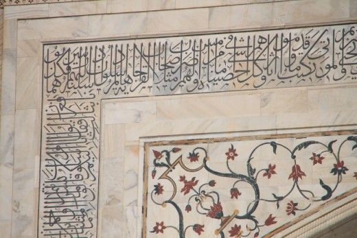 Absolutamente nada é pintado nas paredes, todos os detalhes são feitos com pedras encravadas no mármore