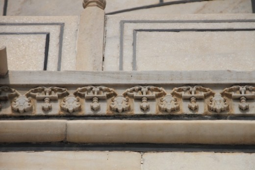 Detalhes esculpidos no mármore