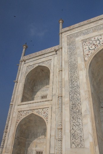 De longe parecia grande mas de perto ele é enorme e suntuoso