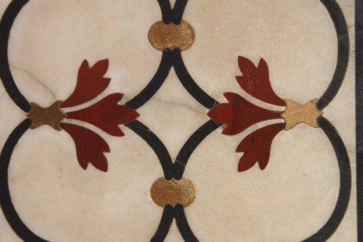 Pedras encravadas no mármore