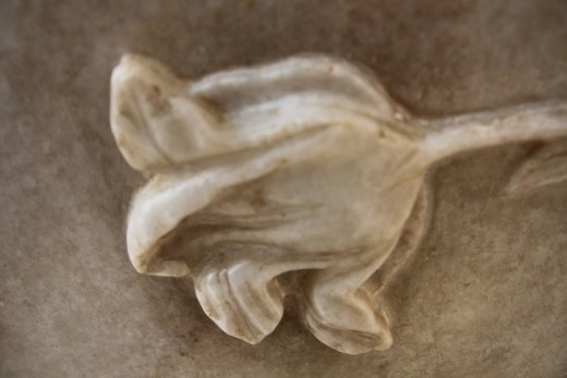 Flor esculpida em mármore