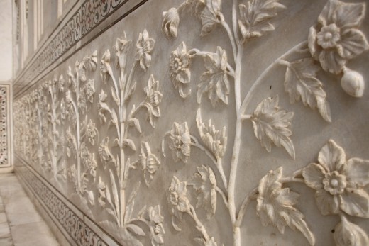 Flores esculpidas em mármore