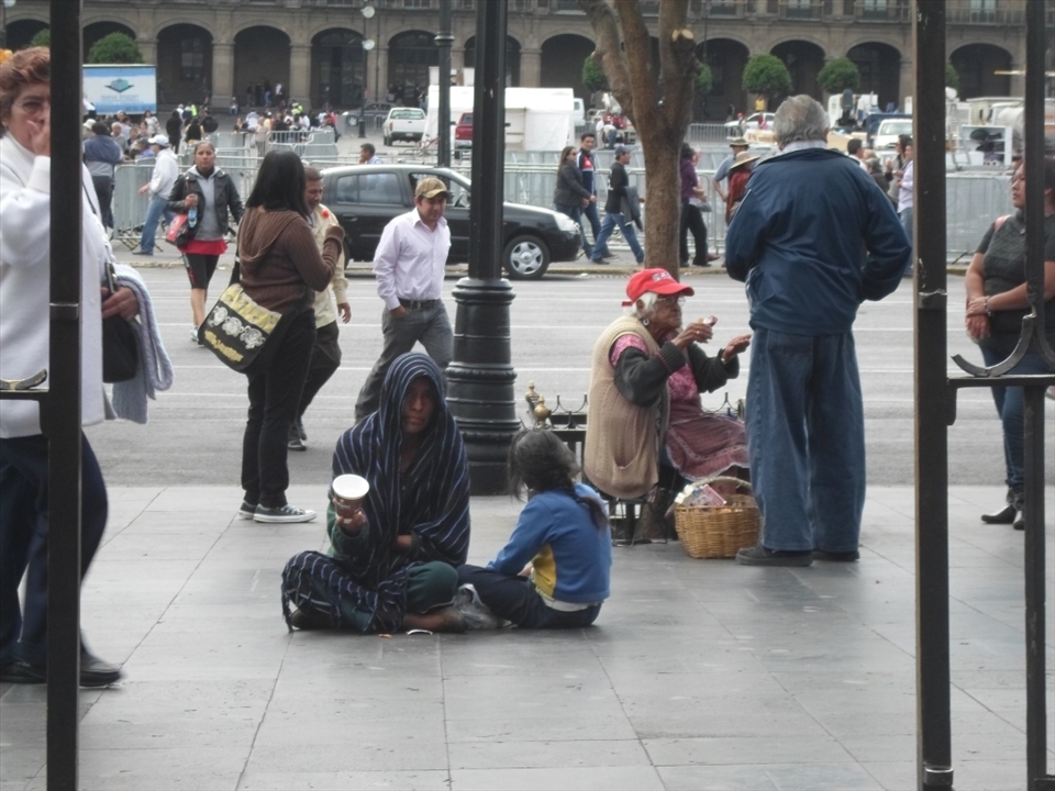 A woman and a child ask for money outside of the main entrance of the Metropolitan Cathedral. Even though Zócalo Square is considered the political, religious and historical center of Mexico, marginalization rates in the surrounding areas are extremely high. This is a place where all kinds of people meet.