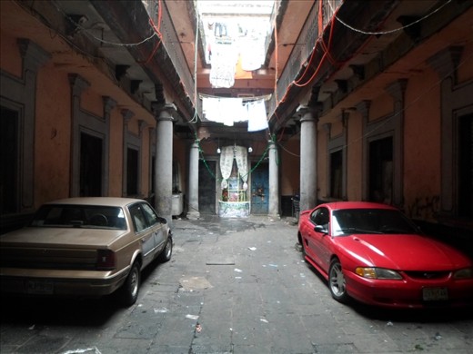 The spacious courtyard of a colonial mansion located in República de Cuba Street is now used as a parking lot, clothes dryer and even as an oratory. When the city outgrew its original limits during the past century, a great number of constructions in downtown were abandoned or occupied by lower class people. It is still possible to feel the old glory of this building when you visit it.
