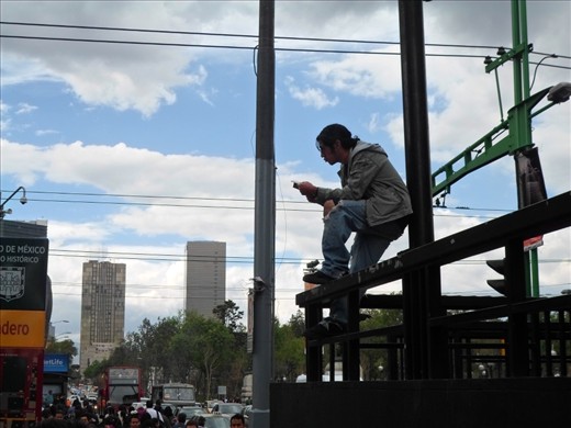 A young man reads a book from the upper part of a sidewalk. The hubbub of Madero Avenue, Latin America's busiest one, doesn't seem to bother him. Finding a place for oneself in a city with a population of more than 8 million can be easier than expected, if a person looks for the right place with some creativity.