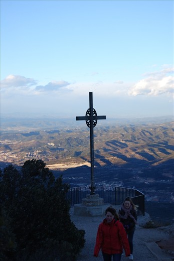5-Finally, this was the last picture I took before the battery was over, almost arriving at the viewpoint of S. Michael. It was impossible achieve the viewpoint, with such strong wind, or to change the battery in that place without kerbsides. The two girls in the picture turned back very quickly concerned with the wind.