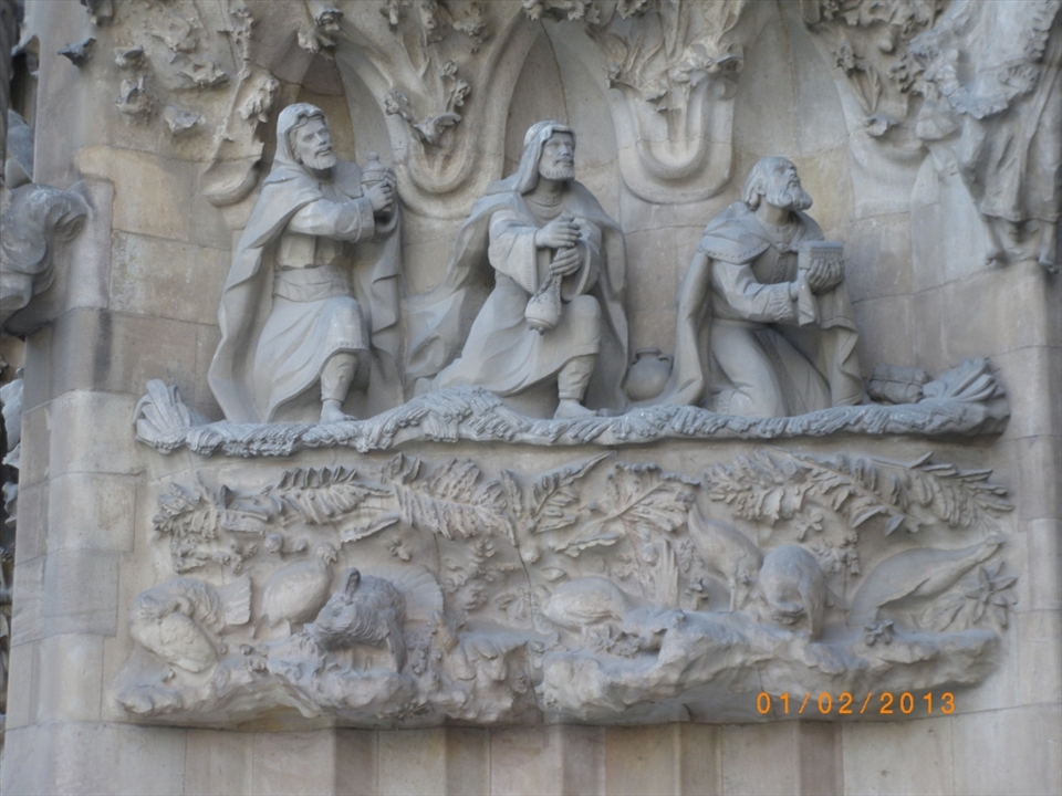 1-After the defense of my Master degree, I needed to be alone in order to rediscover me. So I went to Barcelona and, from all the places I visited, the sacred places carried the peace that I was looking for. The “Sagrada Família” was the first place that I visited. The three Kings always had a huge meaning for me, representing the faith that everyone needs in life.