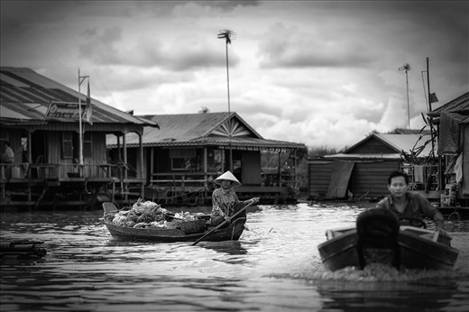 Welcome to the floating village of Kompong Luong. On the Tonle' Sap Lake about 35km from Pursat, Cambodia, plus or minus 5km: the whole village is towed depending on the water levels!
Here everything floats, and all sort of products are sold from canoes paddling around the village, while the wealthier drive around in motorized boats.