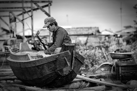 One of the main activities is of course building and restoring boats and tying together barrels and bamboo which are used, together with boat hulls, to keep everything floating.