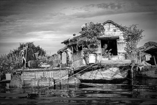 The population is partly Vietnamese: pagodas decorated with bougainvilleas while floating on top of boat hulls are not uncommon sights.
Even though the village seems disconnected from the rest of the world, there is more than one mobile phone shop (floating of course!)...