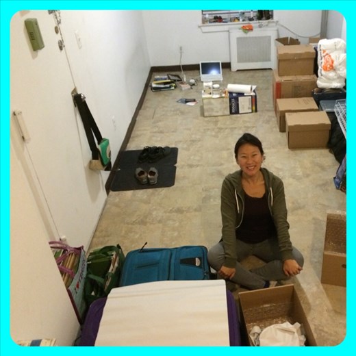 On fait des boîtes puis des boîtes. Tout doit être prêt pour lundi matin; le camion vient prendre les affaires pour les mettre en entreposage dans le Queens. 