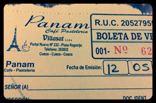 Petit dej' dans une boulangerie française, trop bon, miam! Ça fait du bien! 