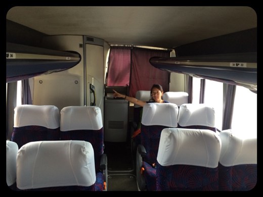 Oh non, comment va-t-on survivre à 24h de bus au dernier rang tout à côté des toilettes; l'horreur! :-( J'avais tellement espéré qu'il n'y ait pas de toilettes dans ce bus car c'est vraiment le pire et surtout pour si longtemps.  Histoire à suivre dans le prochain post du blog...