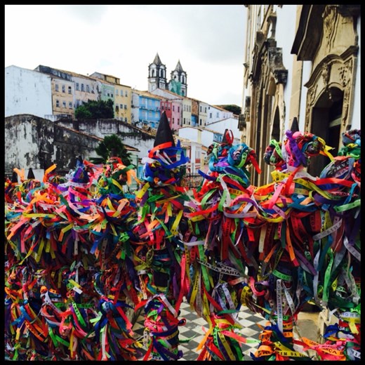 Tradition d'attacher des petits rubans de couleur au portail de certaines églises en hommage à un Saint. 