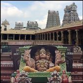 L'ensemble de temples colorés hindous à Madurai et la photo du dessous montre une sculpture qui se trouve sur une de ces tours. : by finally, Views[383]