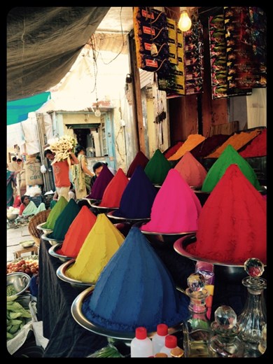 Colorants naturels au marché de Mysore. 