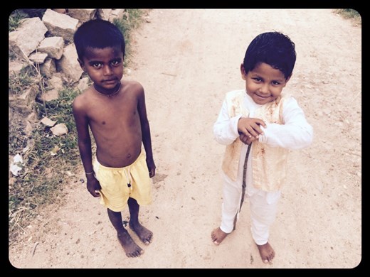 Sur le chemin menant au temple de Hanuman, le dieu singe. Les enfants aiment beaucoup être pris en photo ici. 