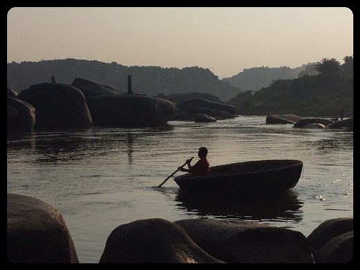 Barque en forme de soucoupe. Photo prise tôt le matin. 