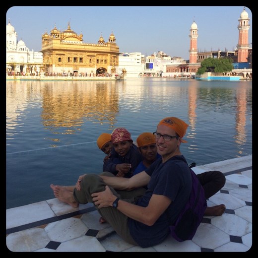 Kurt et ses nouveaux amis. Les enfants sont très curieux et sympa avec les touristes étrangers. 