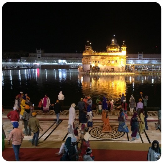 Le temple d'or de nuit. La foule ne désemplit pas. 