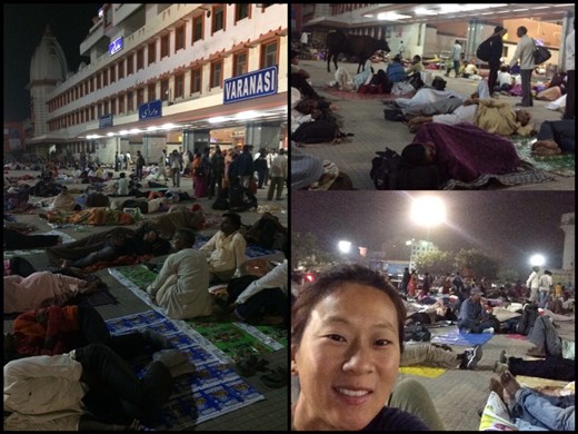 Assis/allongé par terre au milieu de tous les autres passagers eux aussi en attente de leur train qui est très en retard. Regardez en haut du frontback... Eh oui une vache qui essaie de voler de la nourriture. 