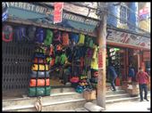 Thamel, le quartier touristique de Kathmandu, est rempli de magasins de vêtements et d'équipement de montagne mais tout est de la contrefaçon. : by finally, Views[416]