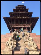 Bhaktapur, village très peu affecté par le tremblement de terre (pas comme à Kathmandu). Très authentique vu que tout le village garde l'architecture de l'epoque. Rivalisant autrefois avec Kathmandu et Patan, Bhaktapur fut le véritable centre de rayonnement de la vallée, durant la période des trois royaumes, entre le XIVe et le XVIe siècle. : by finally, Views[390]
