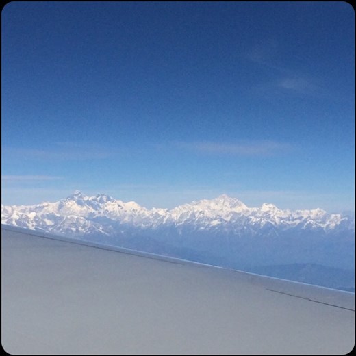 Vue de mont Everest depuis l'avion de Kathmandu à Bangkok. C'est la montagne à droite de la photo. 
