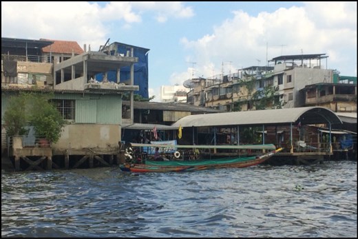 Bateau long et étroit typique en Thaïlande appelé longtail boat. 