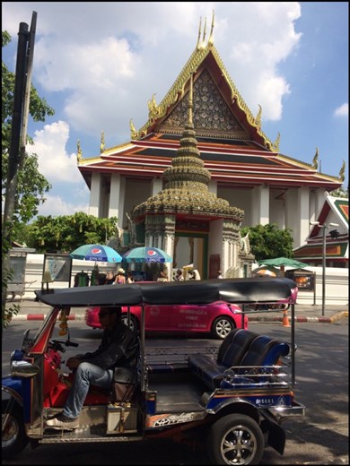 Visite du Wat Pho qui est l’un des plus anciens temples bouddhistes de Bangkok. Sa construction a commencé en 1788 et s’est étendue sur un siècle.