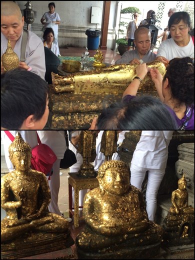 Les gens collent des petites feuilles d'or sur les bouddhas. 
