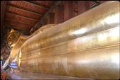 Le Wat Pho est célèbre pour sa gigantesque statue de Bouddha couché (45 mètres de long, 15 mètres de haut), recouverte de feuille d’or. Elle le représente sur son lit de mort juste avant d’atteindre le nirvana. : by finally, Views[744]