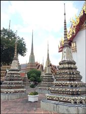 Dans le parc de Wat Pho sont disséminés de nombreux petits temples et quatre beaux chedîs aux flèches élancées, recouverts de céramique et représentant les premiers rois de la dynastie actuelle.: by finally, Views[668]