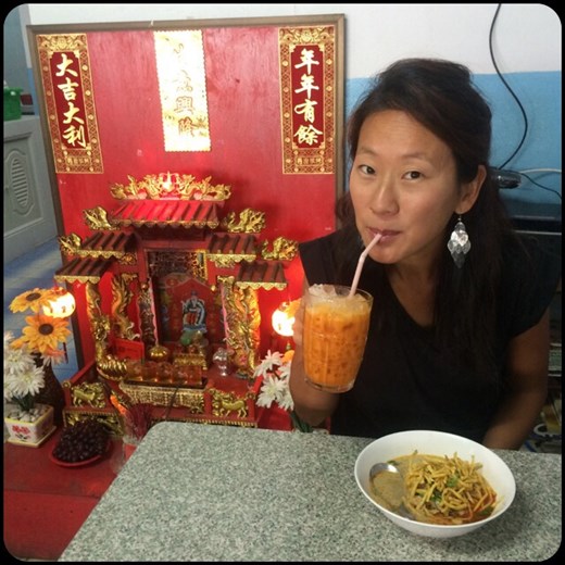 Le Khao Soi est un des plats préférés d'AF, accompagné d'un thé glacé thaï de couleur orange. Trop bon! 