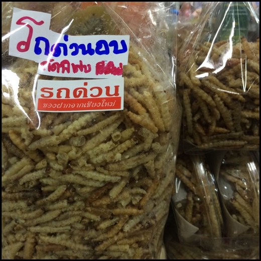 Un petit apéro? Oui ce sont bien des vers séchés en guise de snacks. :-( On n'a pas essayé. 