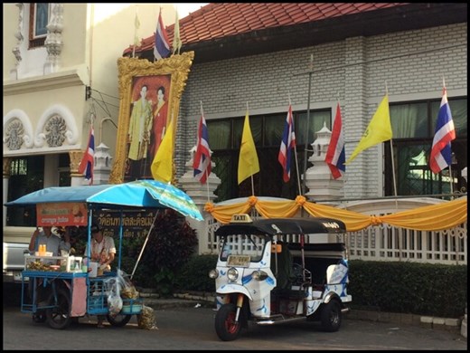 Tuk tuk qui sillonne les rues de Chiang Mai à la recherche de touristes. 