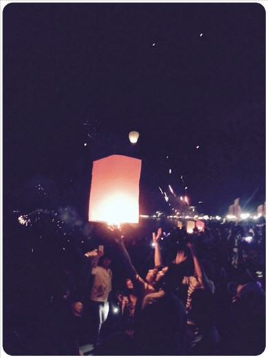 Lancés de lanternes et feux d'artifice sur la plage pour le 31. 
