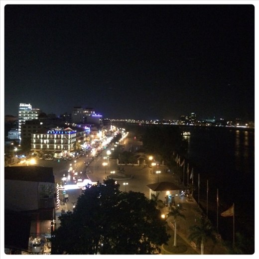 Depuis un rooftop avec vue sur le fameux Mékong. Voyager ne nous empêche pas de boire des verres sur des rooftops ;-) hihi