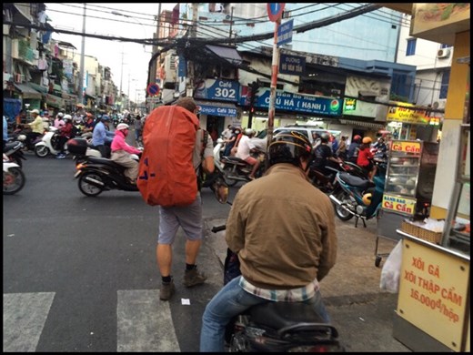 Kurt cherchant quelqu'un qui semblerait parler anglais pour demander si on est dans la bonne direction. 