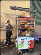 La vache qui rit est présente partout. Ils l'utilisent ici dans les fameux sandwichs vietnamiens appelés Banh Mi. : by finally, Views[326]