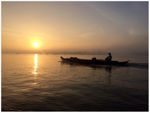Lever du soleil sur le Mékong. En route pour la visite d'un autre marché flottant. 