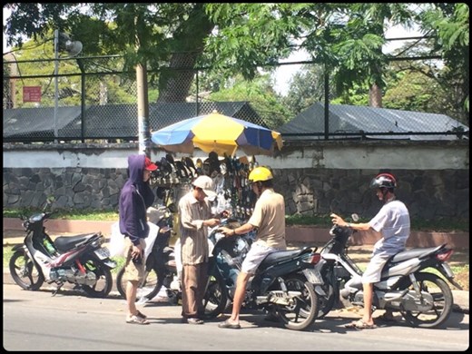 Garages ambulants pour les scooters comme celui-ci dispersés partout dans les rues de Saigon. Si tu es vietnamien, soit tu travailles dans le tourisme soit tu travailles pour tout ce qui est relié aux scooters, et tu es à l'abri! ;-) 