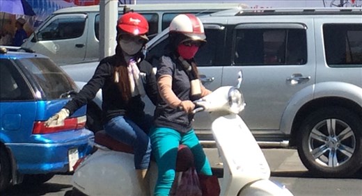 Les longs gants, le demi-masque... Couvertes de la tête aux pieds. 