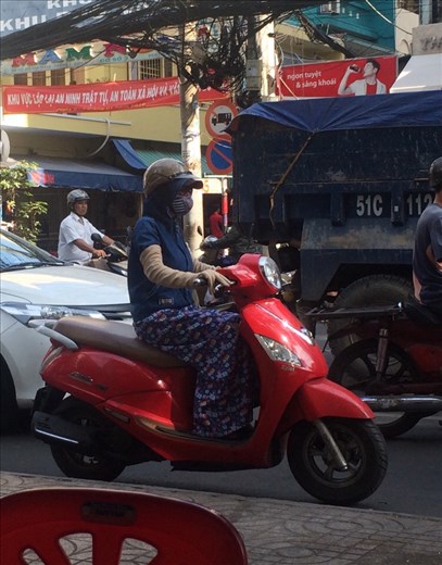 La totale plus le drap-jupe spécial pour se couvrir les jambes. 