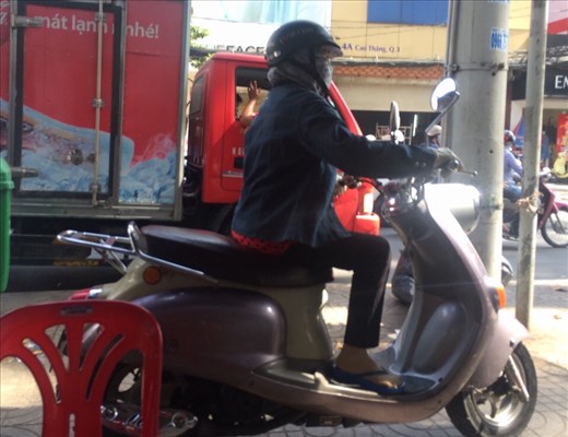 Les chaussettes spéciales claquettes. 