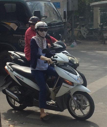 Le demi-masque long qui couvre le coup. 